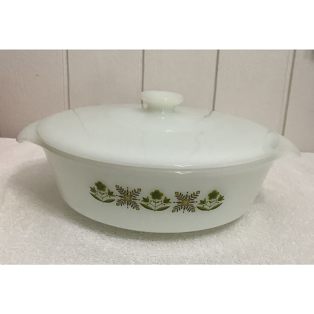 Vintage FIRE KING MEADOW GREEN 1 1/2 QT Covered Casserole Dish White With Green